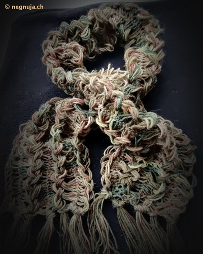 Schal mit den Netzgabel gehäkelt