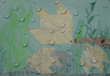 Origami Fisch auf bemaltem Bild