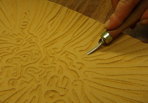 Linol Schnitzer bei der Arbeit