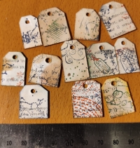 12 kleine Etiketten (1.4-2cm) für Karten oder Junk Journal