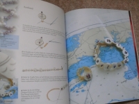 Perlenschmuck / C. & S. Hooghe (Mondo 2004)